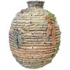 Na zdjęciu znajduje się waza ogrodowa o wymiarach 30 x 30 x 36 cm, wykonana z materiału imitującego warstwowe ułożenie kamieni, z ozdobnymi elementami przypominającymi kolorowe rośliny. Waza ma naturalne odcienie beżu, brązu i zieleni, z dodatkiem niebies