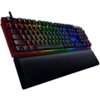 Na zdjęciu widoczna jest klawiatura mechaniczna z podświetleniem RGB, z podkładką pod nadgarstki. Klawisze są podświetlone w różnych kolorach, a na podkładce znajduje się logo producenta.