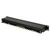 Czarny patch panel z metalową obudową i otworami montażowymi po bokach. Widoczny jest żółto-zielony przewód wewnątrz panelu.