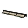 Na zdjęciu znajduje się patch panel z wieloma portami, zamontowany na metalowej ramie. Produkt ma czarną obudowę i widoczne są rzędy złączek na przewody.