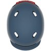 Niebieski kask z kilkoma otworami wentylacyjnymi i czerwoną lampką na górze. Kask ma gładką powierzchnię i zaokrąglony kształt.