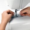 Maszyna do szycia SINGER 6699 Funkcje Automatyczne nawlekanie igły, Obszywanie dziurki na guziki, Pozycjonowanie igły, Regulacja docisku stopki do materiału, Regulacja naprężenia nici, Szycie wstecz, Możliwość zastosowania podwójnej igły, Pojemnik na wyposażenie, Wolne ramię, Wyświetlacz