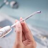 Oryginalna końcówka do irygatora PHILIPS Sonicare Quad Stream HX3062/00 (2 szt.) (Delikatna dla dziąseł) Zalety Czyszczenie trudno dostępnych miejsc