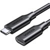 Czarny kabel USB-C do USB-C z widocznymi końcówkami, na których znajduje się napis "UGREEN". Kabel jest przeznaczony do przesyłu danych i ładowania, a jego długość wynosi 1 metr.