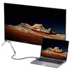 Na zdjęciu widać laptopa podłączonego do dużego monitora za pomocą czarnego kabla USB-C. Na obu ekranach wyświetlany jest ten sam obraz przedstawiający krajobraz górski pod gwiaździstym niebem.