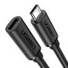 Czarny kabel USB-C do USB-C o długości 1 metra z widocznymi końcówkami, na których znajduje się logo "UGREEN". Produkt jest przeznaczony do przesyłania danych i ładowania z mocą do 100W oraz obsługą 4K.