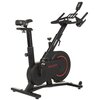 Czarny rower spinningowy z czerwonymi akcentami, z widocznym napisem "RACER" na osłonie koła oraz logo "HAMMER" na ramie. Rower posiada regulowane siodełko, kierownicę z uchwytami oraz wyświetlacz.