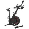 Czarny rower spinningowy z czerwonymi akcentami, z widocznym napisem "RACER" na obudowie koła zamachowego oraz logo "HAMMER" na ramie. Rower posiada regulowane siodełko i kierownicę z uchwytami na bidon.
