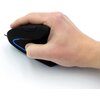 Na zdjęciu widać czarną mysz komputerową o ergonomicznym kształcie, trzymaną w dłoni. Na powierzchni myszy znajduje się niebieski, podświetlany wzór w kształcie łuku.