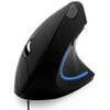 Czarna, ergonomiczna mysz komputerowa o pionowej konstrukcji z podświetleniem LED w kolorze niebieskim. Mysz posiada widoczne przyciski oraz rolkę przewijania, a kabel jest podłączony do dolnej części urządzenia.