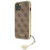 Brązowe etui na telefon z kolekcji GUESS 4G Charms Collection, przeznaczone do Apple iPhone 13, ozdobione jest wzorem z powtarzającym się logo 4G. Na dole etui widnieje napis "GUESS", a dołączony brelok z metalowym elementem również zawiera logo.