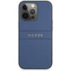 Niebieskie etui na telefon z teksturą przypominającą skórę, z wycięciem na aparat w górnej części. Na środku etui znajduje się srebrny napis "GUESS".