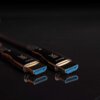 Na zdjęciu widoczne są dwa złącza kabla HDMI z oznaczeniami "8K", "Display" i "Source" na czarnych obudowach. Złącza mają złote końcówki i niebieskie wnętrza, a całość odbija się na ciemnej, błyszczącej powierzchni.
