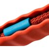 Czerwony materiał z falistą strukturą otacza niebieski element z napisem "FLOWTEX™", a obok widoczna jest pleciona czerwona smycz.