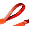 Czerwona smycz z napisem "AIRLEASH" na wewnętrznej stronie pętli, z widocznym zapięciem i elementem ozdobnym w kształcie kości. Produkt wykonany z materiału o jednolitej kolorystyce.