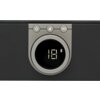 Czarny panel z okrągłym wyświetlaczem cyfrowym pokazującym liczbę "18" oraz ikonę Bluetooth. Nad wyświetlaczem znajdują się trzy przyciski z symbolami: włączania, wyciszenia i przełączania źródła.