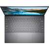 Laptop z otwartym ekranem, na którym widoczny jest krajobraz z jeziorem i górami, oraz klawiatura z układem QWERTY. Na klawiszach znajdują się standardowe oznaczenia, takie jak "esc", "tab", "caps lock", "shift", "ctrl", "enter", "backspace" i inne.