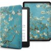 Etui na Kindle Paperwhite 5/Signature Edition TECH-PROTECT SmartCase Sakura przedstawia wzór gałęzi drzewa z białymi kwiatami na niebieskim tle. Na etui widoczne jest logo "TECH-PROTECT", a na ekranie Kindle'a fragment tekstu w języku angielskim.