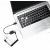 Na zdjęciu znajduje się laptop z podłączonym adapterem audio SARAMONIC EA2L, do którego wpięte są białe słuchawki douszne. Adapter jest połączony z laptopem za pomocą kabla USB-A, a na jego obudowie widnieje logo "Saramonic".