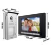 Zestaw wideodomofonowy składa się z dwóch elementów: srebrnej jednostki zewnętrznej o wymiarach 176 mm x 90 mm x 27 mm oraz czarnego monitora o wymiarach 220 mm x 140 mm x 17,5 mm. Na monitorze widoczny jest kolorowy ekran z wizerunkiem dwóch osób, a poni