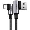 Na zdjęciu widoczny jest szary kabel kątowy USB - USB-C z plecionym oplotem, z logo "UGREEN" na obu końcówkach. Końcówki kabla mają metaliczne wykończenie, a jedna z nich jest typu USB-C, druga USB.