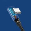 Na zdjęciu znajduje się zbliżenie na końcówkę kabla USB-C z widocznymi wewnętrznymi przewodami i elementami elektronicznymi, na niebieskim tle. Kabel ma plecioną osłonę i metalową końcówkę, a na płytce drukowanej widoczny jest napis "UGREEN".
