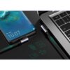 Na zdjęciu widać smartfon z wyświetlaczem pokazującym godzinę 10:07 oraz laptop z widoczną klawiaturą. Oba urządzenia są połączone szarym kablem kątowym USB - USB-C z logo "UGREEN", a na powierzchni stołu znajdują się ikony symbolizujące różne typy plików.