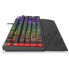 Na zdjęciu znajduje się klawiatura mechaniczna z podświetleniem RGB, z widocznymi kolorowymi klawiszami i podkładką pod nadgarstki z geometrycznym wzorem. Klawiatura jest podłączona kablem, a na jednym z klawiszy widoczny jest napis "KRUX".