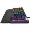 Czarna klawiatura mechaniczna z podświetleniem RGB, posiadająca dodatkowe pokrętło oraz podpórkę na nadgarstki z wytłoczonym wzorem. Na podpórce widoczne jest logo "KRUX".