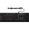Na zdjęciu widoczna jest czarna klawiatura z układem klawiszy QWERTY oraz cyrylicą, z podłączonym kablem USB. Na obudowie klawiatury znajduje się logo "SVEN".