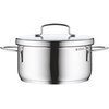 Na zdjęciu widoczny jest metalowy garnek z pokrywką i dwoma uchwytami po bokach. Na powierzchni garnka znajduje się logo "WMF Cromargan® Stainless Steel Rostfrei 18/10".