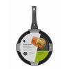 Czarna patelnia z rączką, na której znajduje się opakowanie z tekstem: "WMF PermaDur Premium 28 cm Pfanne/Frying pan" oraz zdjęciem kawałka łososia z plasterkiem cytryny i ziołami. Na opakowaniu widnieje logo "WMF" oraz informacje o powłoce nieprzywierają