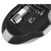 Zdjęcie przedstawia spód czarnej myszy komputerowej z otwartą komorą na baterie, w której znajduje się bateria oraz miejsce na odbiornik USB. Na etykiecie widnieje napis: "NATEC Wireless Optical Mouse Model: Blackbird 2, Made in PRC, CE, RoHS".