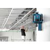 Na zdjęciu znajduje się odbiornik laserowy BOSCH LR 1G 1608M0070F zamontowany na białej ścianie, a w tle widać osobę pracującą na rusztowaniu przy konstrukcji sufitowej. Na urządzeniu widoczne jest logo BOSCH oraz kilka przycisków i wskaźników.