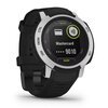 Czarno-biały smartwatch z okrągłym wyświetlaczem, na którym widnieje napis "Mastercard" oraz liczba "9010". Na obudowie zegarka znajdują się napisy: "GARMIN", "SOLAR", "MENU", "CTRL", "ABC", "GPS", "SET", "LIGHT", "UP", "DOWN", "BACK", "SURF".