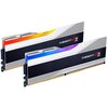 Dwa moduły pamięci RAM z serii Trident Z5 RGB, z widocznymi kolorowymi podświetleniami na górnej krawędzi, oraz napisem "Trident Z5 RGB" na obudowie. Moduły mają elegancki, nowoczesny design z metalicznymi i czarnymi elementami.