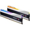 Dwa moduły pamięci RAM z serii Trident Z5 RGB, z widocznymi napisami "Trident Z5 RGB" na czarnym tle, posiadają kolorowe podświetlenie na górnej krawędzi. Moduły mają srebrne i białe elementy z geometrycznym wzorem.