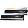 Na zdjęciu widoczne są dwa moduły pamięci RAM z napisem "Trident Z5 RGB" na czarnej powierzchni, z kolorowymi elementami na górze. Moduły mają metaliczne wykończenie z delikatnymi wzorami.