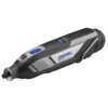 Na zdjęciu znajduje się narzędzie wielofunkcyjne z widocznym logo "DREMEL 8240" na obudowie. Urządzenie ma ergonomiczny kształt, z elementami w kolorze czarnym i szarym oraz niebieskim przyciskiem.