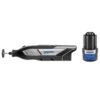Narzędzie wielofunkcyjne DREMEL 8240 z przymocowaną tarczą oraz osobno widoczna bateria z napisem "DREMEL 12V Max 2.0 Ah Li-Ion". Na obudowie narzędzia znajduje się logo "DREMEL 8240".