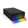 Czarny dysk zewnętrzny z napisem "SEAGATE" na boku, posiadający porty USB z przodu oraz emitujący kolorowe światło na powierzchnię. Na górnej części obudowy widoczne jest logo producenta.