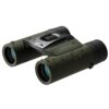 Zielona lornetka z widocznymi kroplami wody na powierzchni, z napisem "8x25 WP II WATERPROOF FIELD 6.5°" na obudowie. Centralnie umieszczone pokrętło do regulacji ostrości.