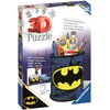 Pudełko przedstawia produkt "Puzzle 3D RAVENSBURGER Batman Przybornik 11275 (54 elementy)" z grafiką przybornika ozdobionego motywem Batmana. Na opakowaniu widnieją napisy: "3D Puzzle", "Stabil – ohne Klebstoff", "Sturdy – no glue required", "Solide – san