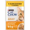 Opakowanie karmy dla kota z napisem "Z kurczakiem i cukinią" na żółtym tle oraz "Purina Cat Chow Adult" na białym tle. Na dole widnieje napis "Z naturalnymi składnikami w galaretce 85 g" oraz symbol zaprojektowane do recyklingu, obok zdjęcia kawałków karm