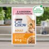 Opakowanie karmy dla kota marki CAT CHOW Adult z łososiem i zieloną fasolką, o wadze 85 g, z napisem "Z naturalnymi składnikami w galarecie". Na opakowaniu znajduje się informacja, że saszetka jest zaprojektowana do recyklingu, a w tle widoczna jest rozmy