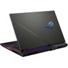 Czarny laptop z podświetlanym logo na pokrywie, widoczny od tyłu z otwartym ekranem. Na obudowie znajdują się różne porty, a klawiatura jest częściowo widoczna z kolorowym podświetleniem.