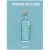Okładka książki w kolorze niebieskim z tytułem "TWORZENIE DESTYLATÓW od A do Ż" oraz nazwiskiem autorki "EWA KWAPISZ". Na środku znajduje się ilustracja butelki z korkiem, wypełniona słowami związanymi z destylacją, takimi jak "WĘGIEL", "AKTYWNY", "DESTYL