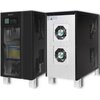 Na zdjęciu widoczne są dwa zasilacze UPS QOLTEC 53948 10000VA 8000W, jeden z przodu z wyświetlaczem i panelem kontrolnym, drugi z tyłu z dwoma wentylatorami. Oba urządzenia mają czarną obudowę z metalowymi elementami i widocznymi otworami wentylacyjnymi.
