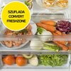 Na zdjęciu w lodówce widać szufladę z napisem "CONVERT FRESHZONE", wypełnioną warzywami, owocami i krewetkami na talerzu. Na żółtym tle widnieje tekst: "SZUFLADA CONVERT FRESHZONE".