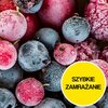 Zbliżenie na zamrożone owoce, takie jak jagody i maliny, pokryte szronem. Na zdjęciu znajduje się żółte koło z czarnym napisem "SZYBKIE ZAMRAŻANIE".